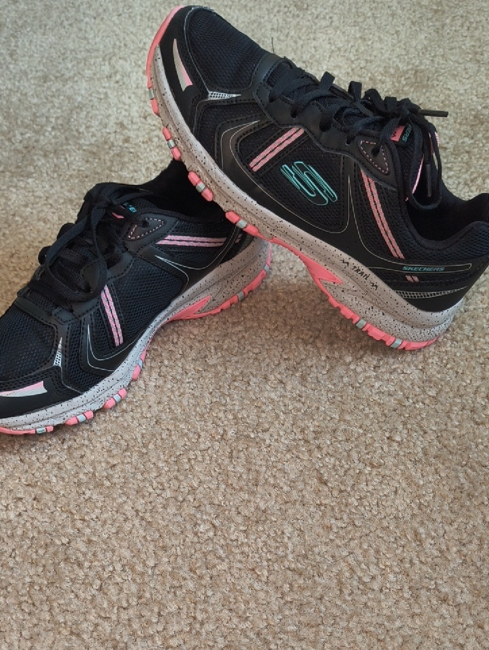 Skechers Women's Black Athletic Sneakers with Pink Accents Size 8.5 B31